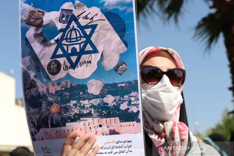 A woman takes part in protests against Israel in Teheran, Iran.